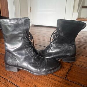 Born Women’s Leather Combat Boots Sz 9